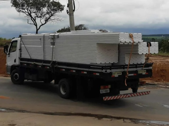 Caminhão da Zincatto Telhas carregando materiais para obra