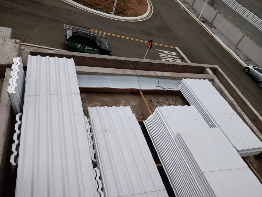 Fechamento de galpão industrial com telhas Zincatto
