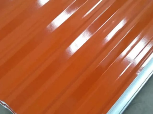 Telhas pintadas prontas para instalação